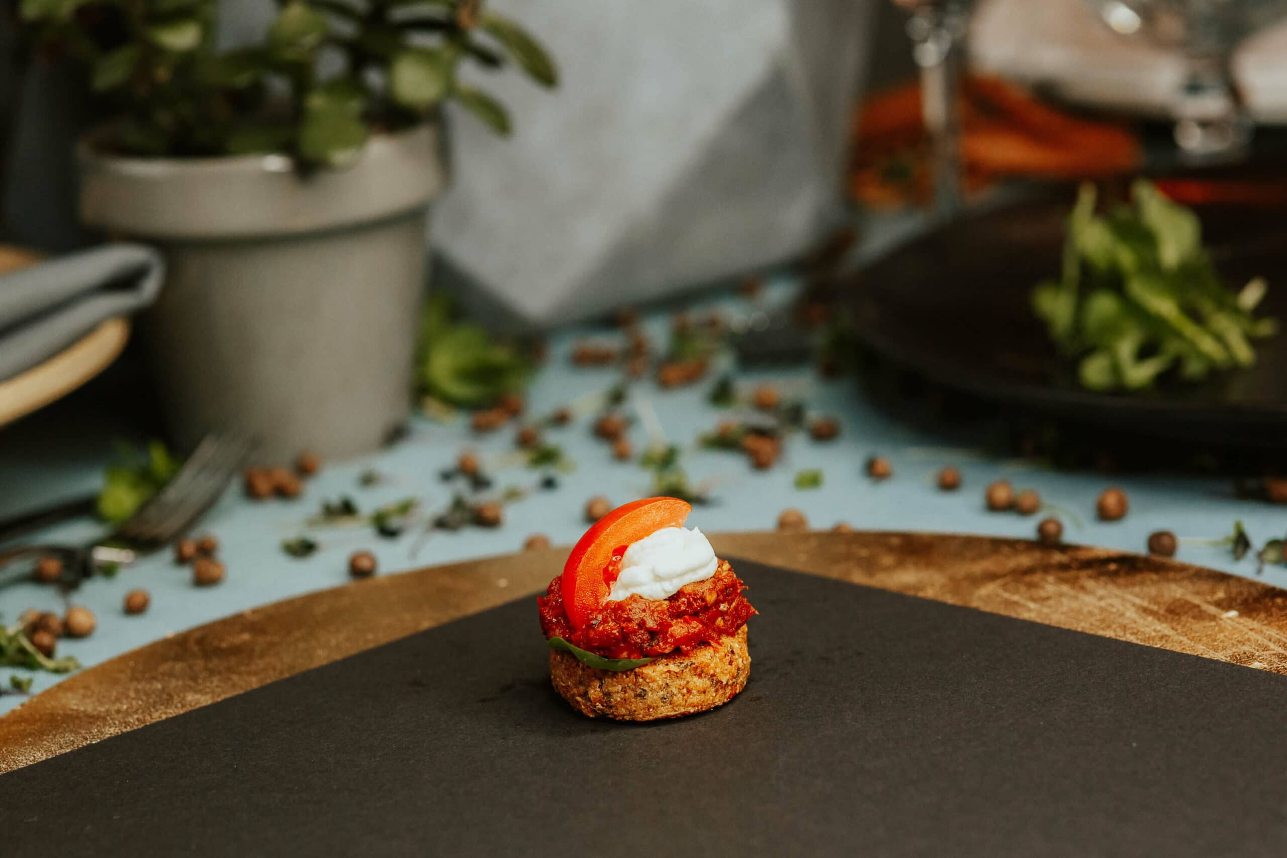 veg falafele ar tomatu tapenadu falafel uzkodas